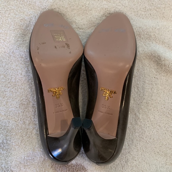 New Prada Gray Leather Closed Toe Heels Made in Italy in Size 35.5/ 5.5 - Picture 13 of 13